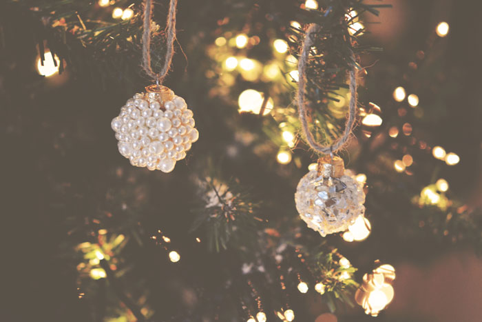 DIY: 8 x Christmas Ornaments - Vintage Newspaper, Fake Temporary Tattoos, Pearls, Subtile Snow, Glitters, Petals, Let It Snow & Mirror Stones